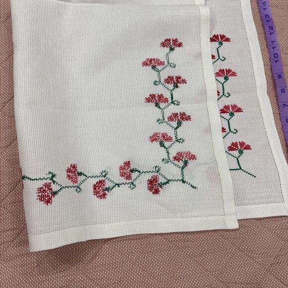 VINTAGE Luncheon Table Cloth 29”×30" with 4 Napkins - Hand Embroidered. - Picture 3 of 5